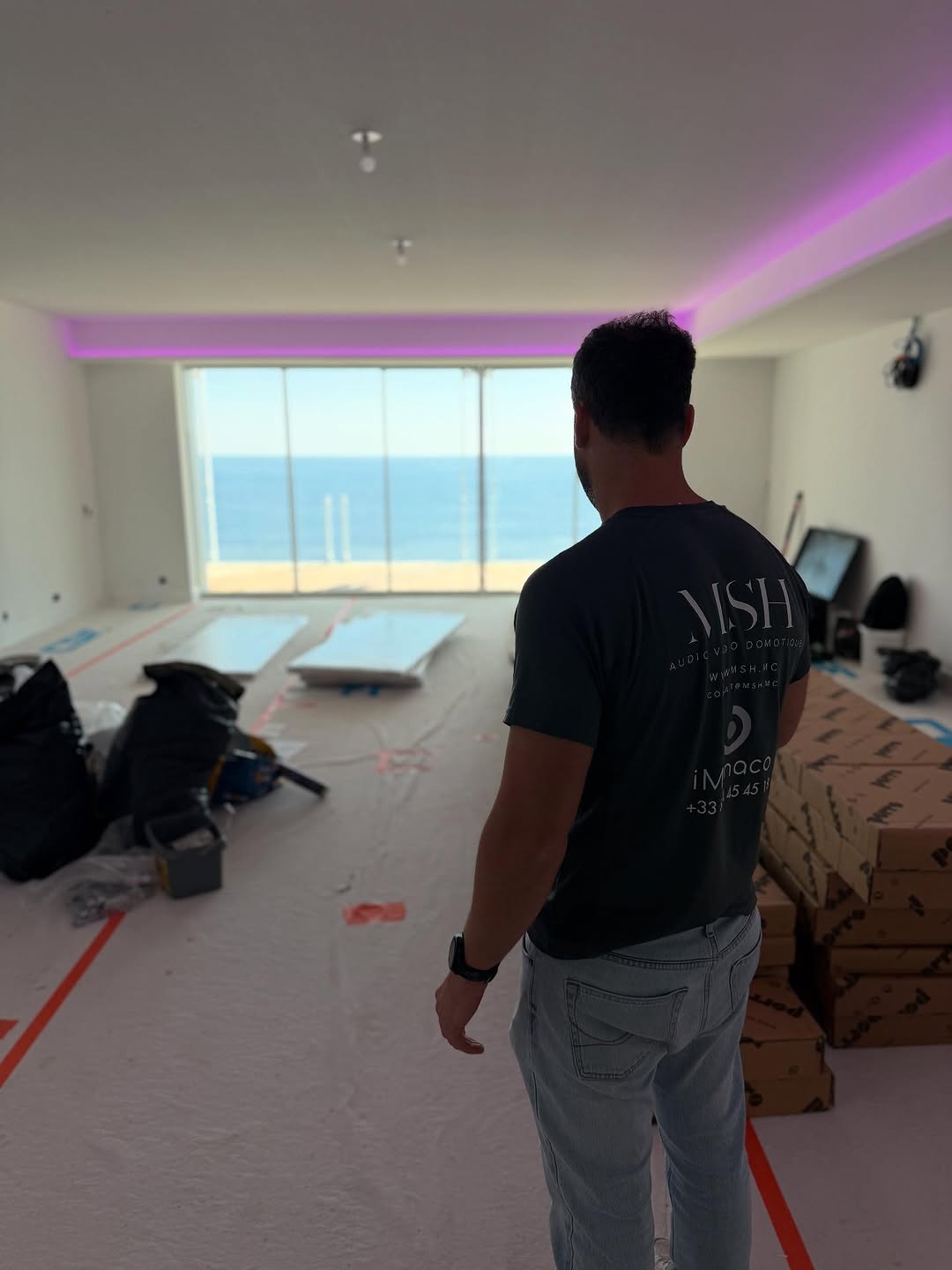 Technicien MSH sur un chantier à Monaco, vue mer et corniche lumineuse